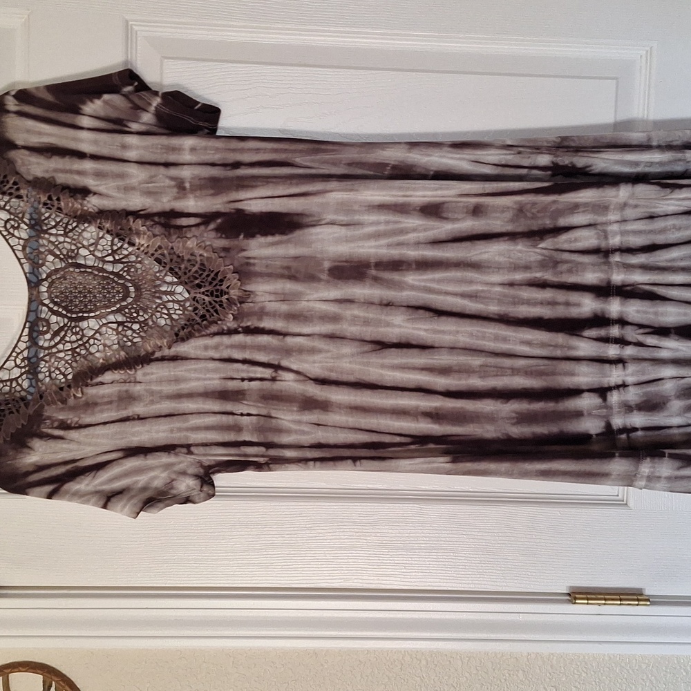 Vocal Taupe Tie-Dye Short Sleeve Tunic Dress with Silver Embellished Wing Motif - Picture 4 of 7